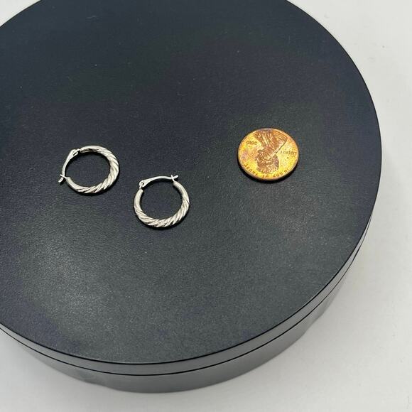 14k White Gold 3mm Crescent Shrimp Small Hoop Earrings .70 grams ZZ JI - Picture 5 of 10